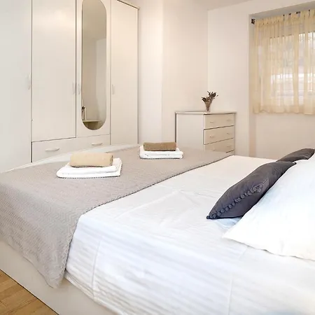 Nada & Ivan With Terrace דירה *